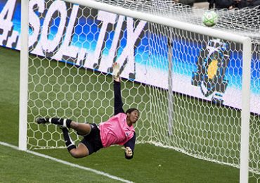 Washington Freedom goalkeeper Briana Scurry tips a ball over the crossbar.