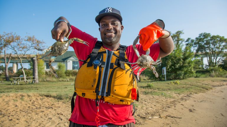 Kayak crabbing, Local