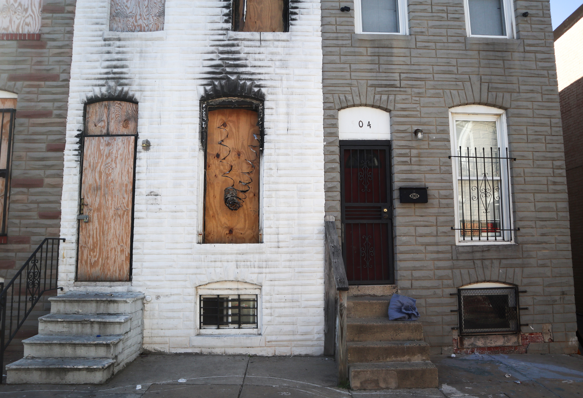 A vacant property juxtaposes a residential property directly next to it in McElderry Park. (Photo: Esther Frances/Capital News Service)