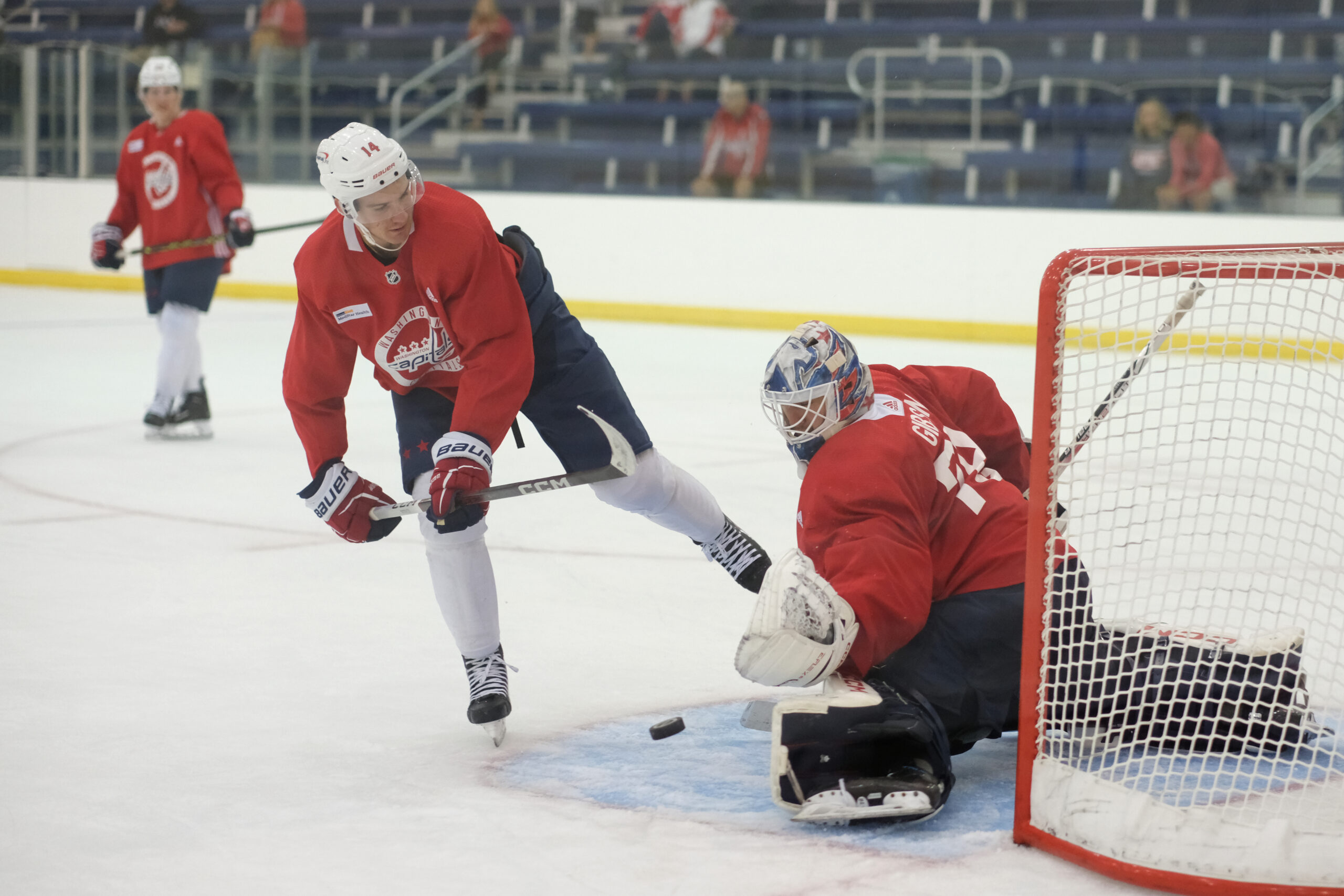 Capitals 2022 third-round pick Alexander Suzdalev attempts a breakaway shot on 2018 fourth-round pick Mitchell Gibson at rookie camp Sunday, Sept. 17, 2023. (Capital News Service/Tommy Tucker)