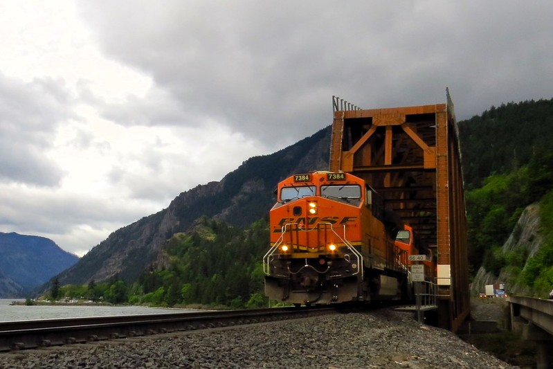 A BNSF train moves along the Columbia River in Washington state in April 2025. (Larry Myhre/Flickr)
