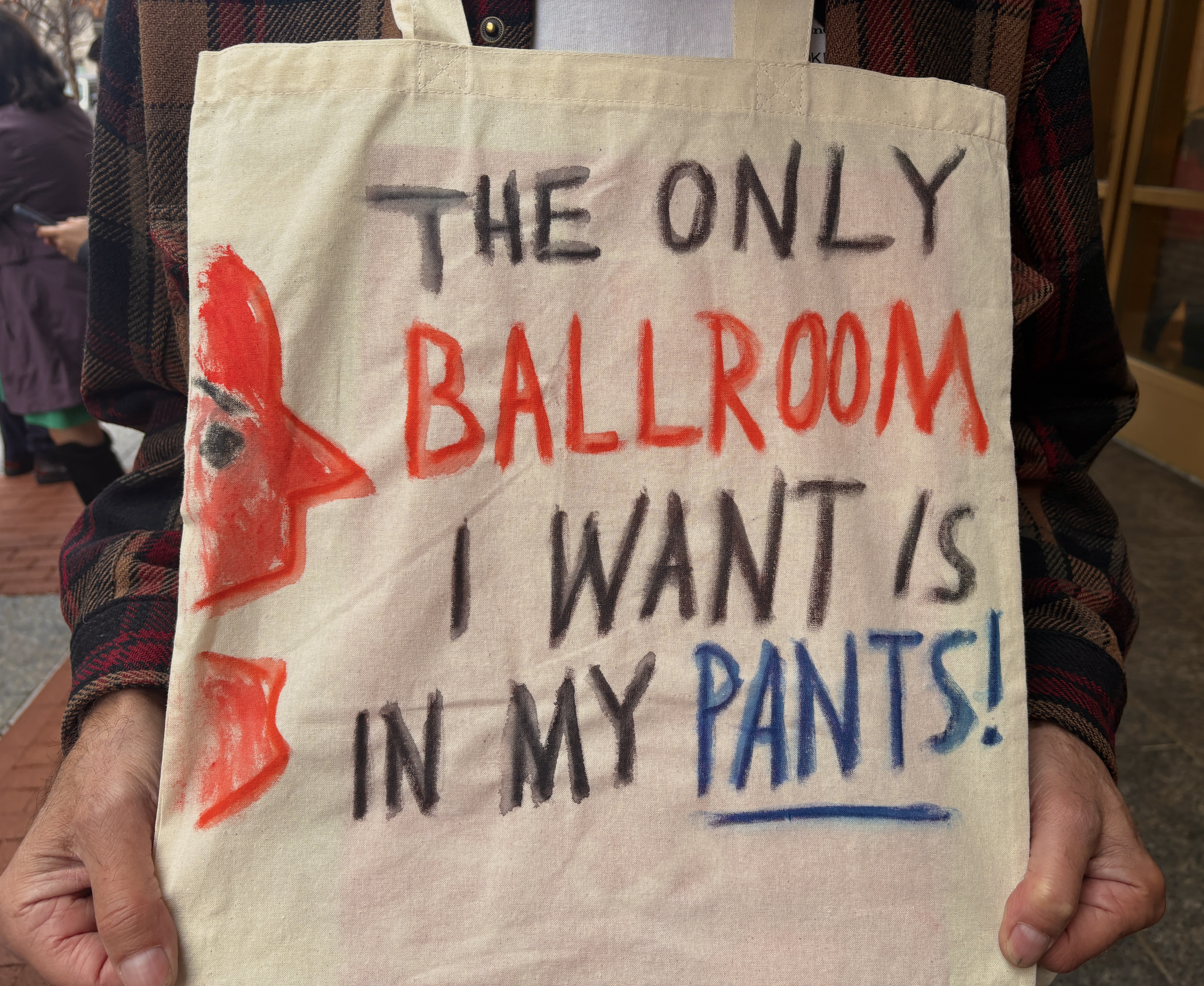 David Weiss with his tote bag protesting the construction of Trump’s ballroom on Thursday. (Sanya Wason/Capital News Service)